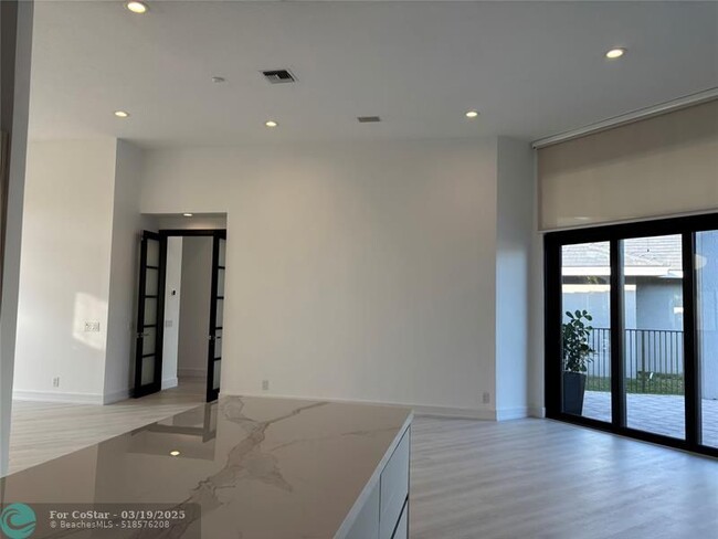 Building Photo - 2550 Jardin Terrace