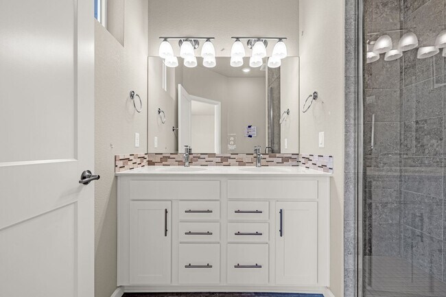 Building Photo - Luxury 4 Bed Townhouse with Amazing City and Mt Views on Westside