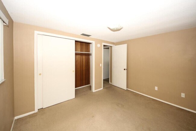 Building Photo - 10824 Queens Rd