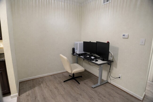 Building Photo - 10049 Westpark Dr