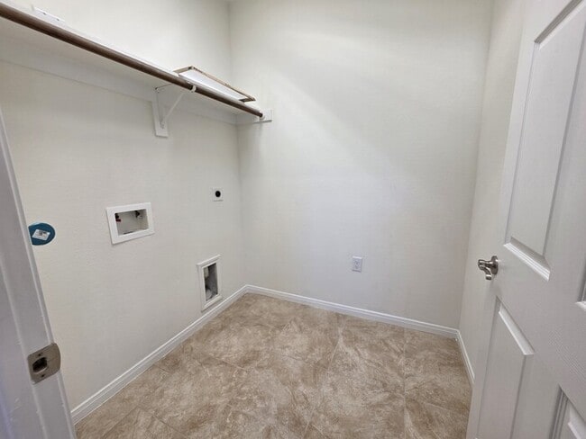 Building Photo - 3 Bedroom-2.5 Bath-2 car garage, Ready for Move in