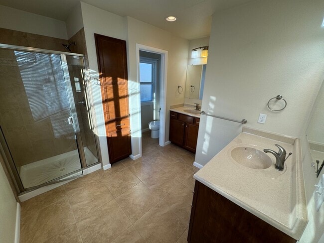 Building Photo - Cute little home with huge back yard.