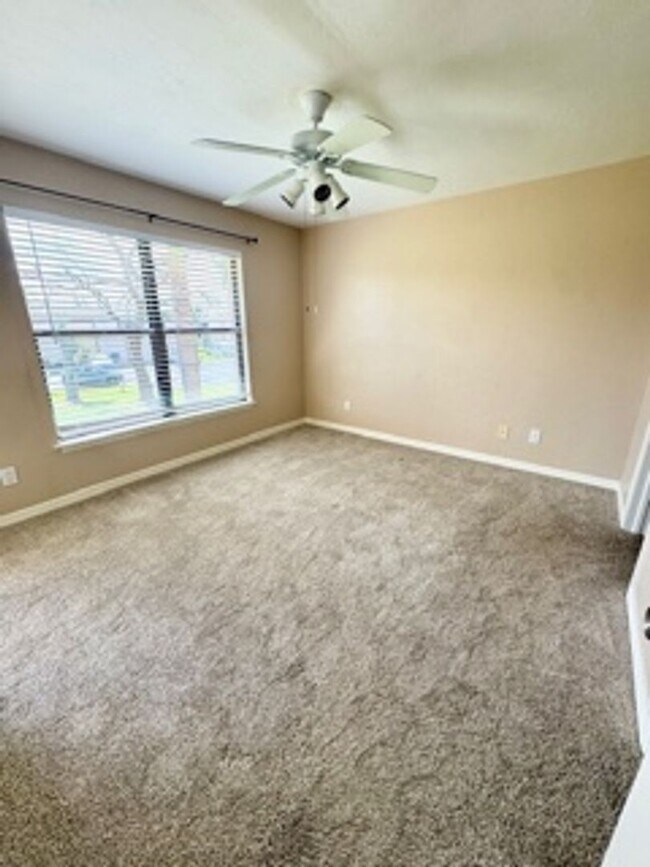 Building Photo - 2 bedroom 2 bathroom Annual Rental in Davi...