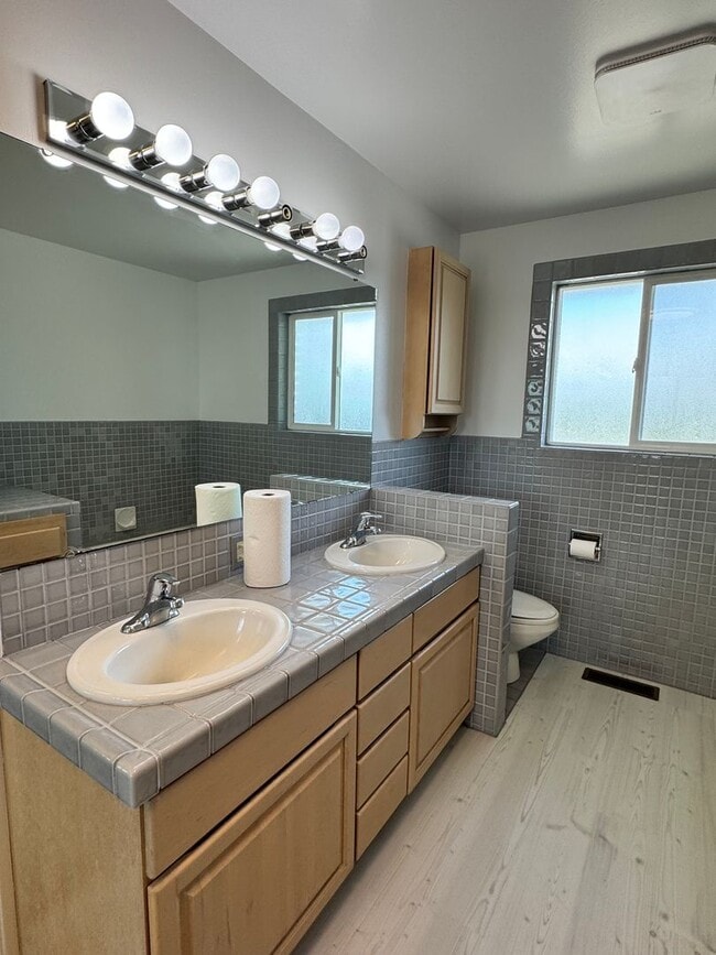 Building Photo - Large lower valley home, freshly remodeled...