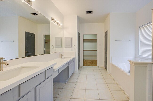 Building Photo - 14018 White Oak Gardens Dr