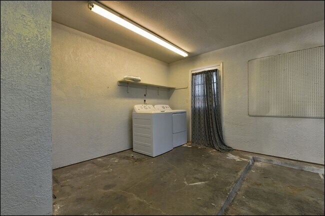 Building Photo - Pending