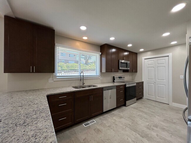 Building Photo - Rent Special! - Gorgeous 3 Bed + Bonus Roo...