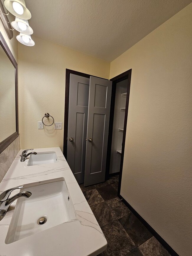 Building Photo - 3 BED | 2.5 BATH | SPLIT-FOYER HOME | DOUB...