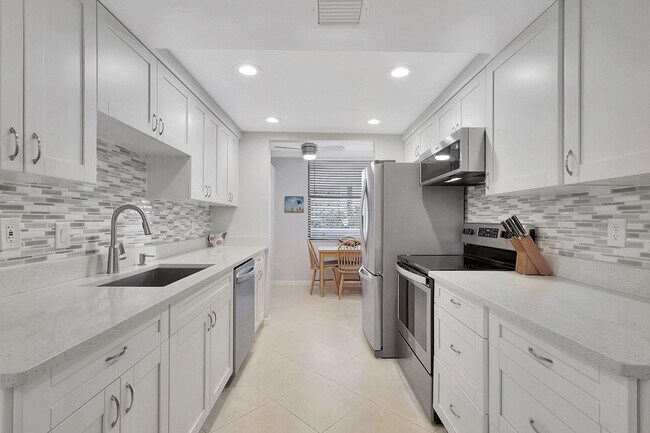 Building Photo - 5059 N Hwy A1A