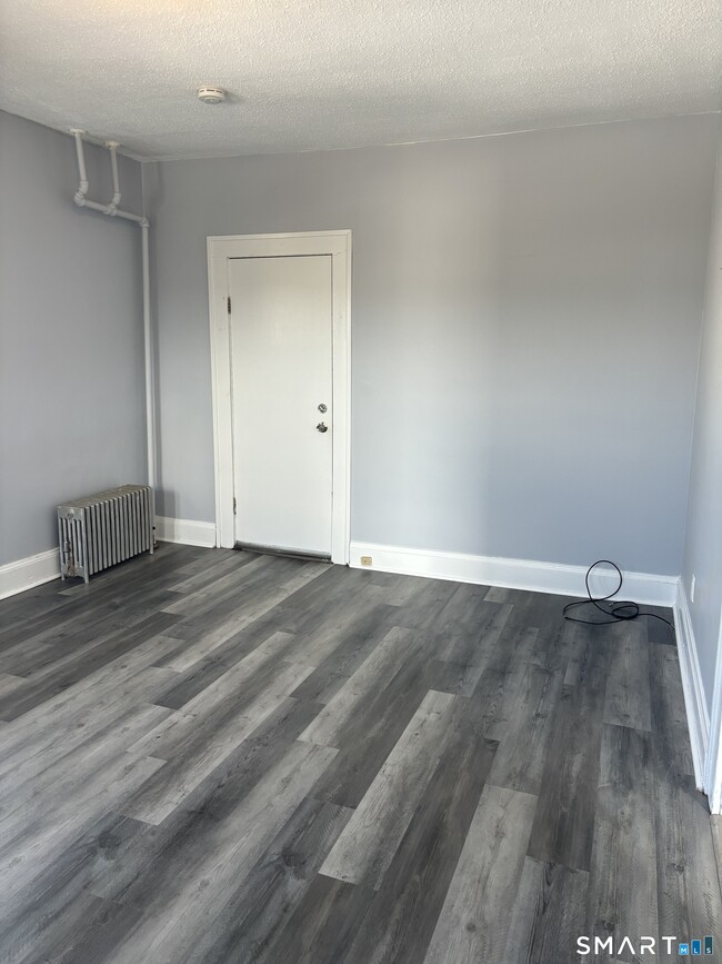 Building Photo - 409 Main St