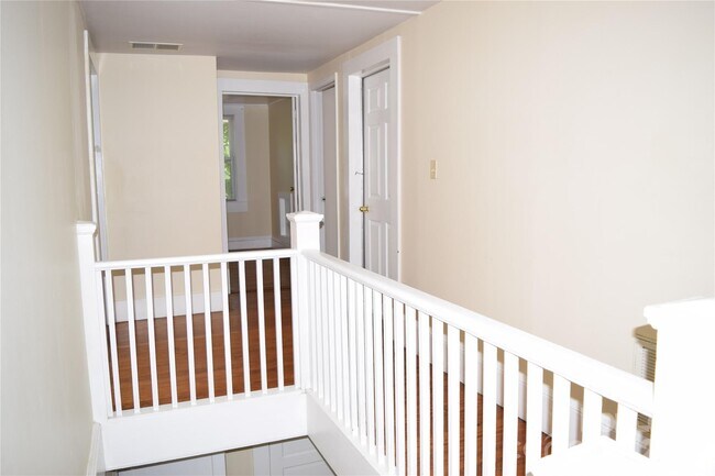 Building Photo - 223 Maple St