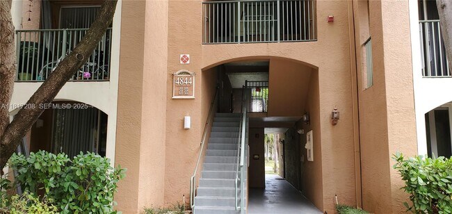 Building Photo - 4844 N State Rd 7