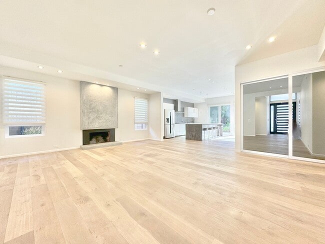 Building Photo - Beautiful Zen inspired modern 3 Bed + 3 Bath House + Garage + Private Yard