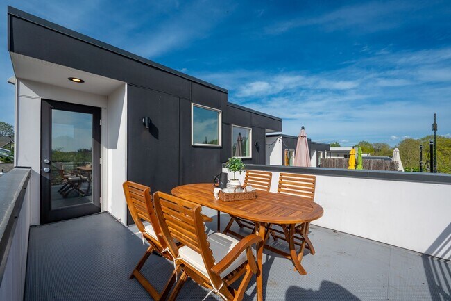 Building Photo - Modern 2BR End-Unit Townhome with Two Rooftop Decks