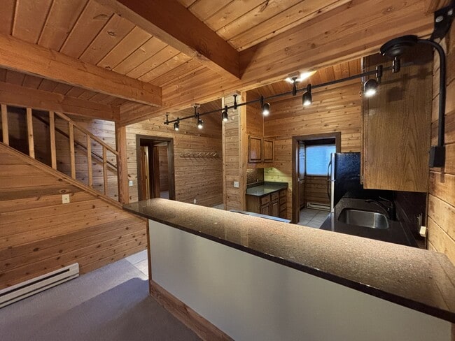 Building Photo - 1655 W Big Trail Dr