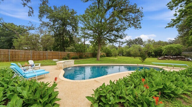 Building Photo - Beautiful Home on Nearly an Acre in Helotes with Pool, Office & No HOA