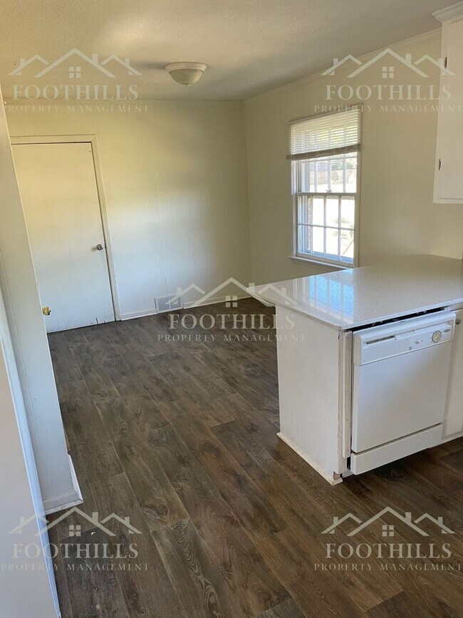 Building Photo - 3-Bedroom Brick Home in Top School Distric...