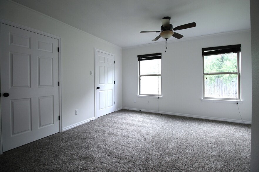 Building Photo - 935 /937 Robineta Ln