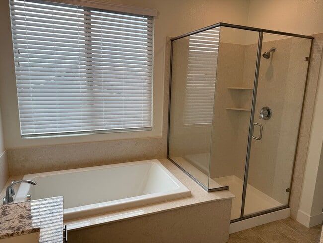 Building Photo - Lovely 4 Bedroom Home With Easy Landscaping And Beautiful Interior