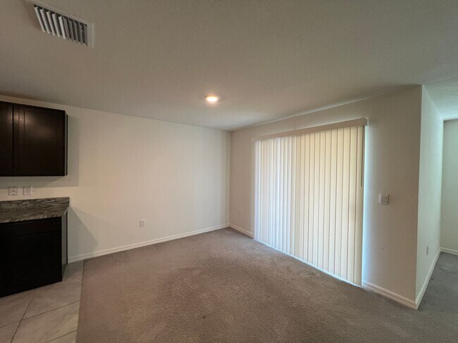 Building Photo - 4 Bedroom, 2 Bathroom Home in the Highly D...