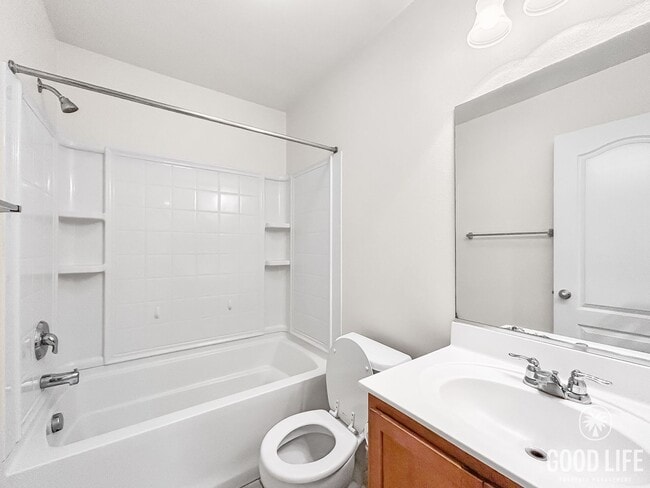 Building Photo - Stunning 2BD/2BA w/ In-Unit Laundry and Attached Garage in Midway District!