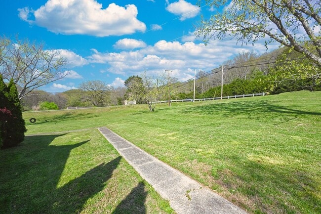 Building Photo - **FURNISHED ONE-SIDE-OF-A-DUPLEX HOME WITH BASEMENT STORAGE MINUTES FROM NASHVILLE WEST AND DOWNT...