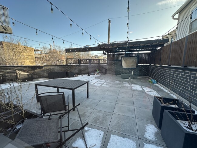 Building Photo - 550 N Ogden Ave