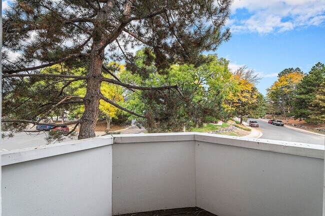 Building Photo - Spacious 1 Bed 1 Bath LOFT in the heart of Aurora Hills!