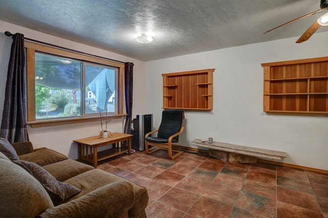 Building Photo - 1825 Vanderhoef Ln