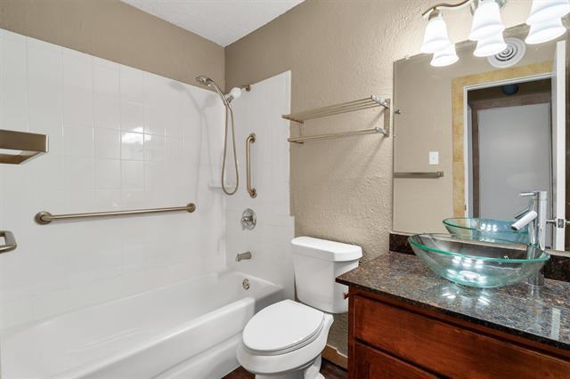 Building Photo - 5727 Richmond Ave