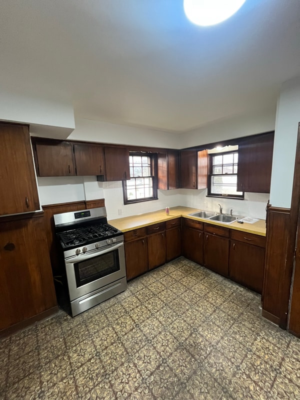 Building Photo - 896 Dan St