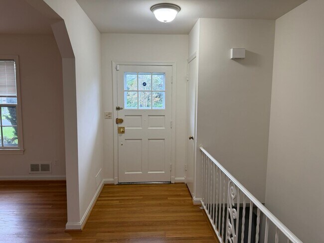 Building Photo - 9220 Quintana Dr