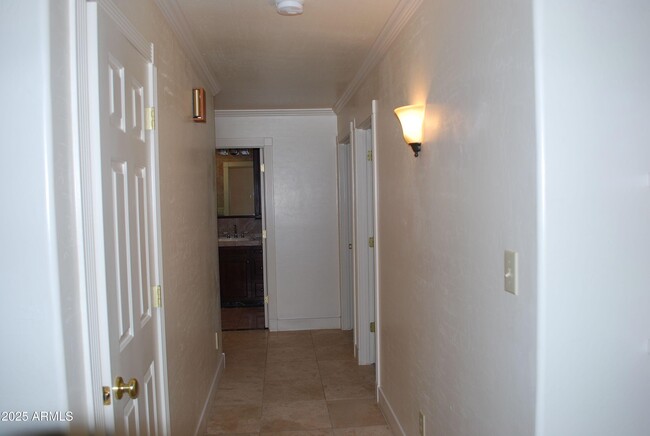 Building Photo - 1420 E Branham Ln