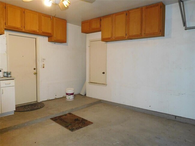 Building Photo - 911 Middle Brook Dr