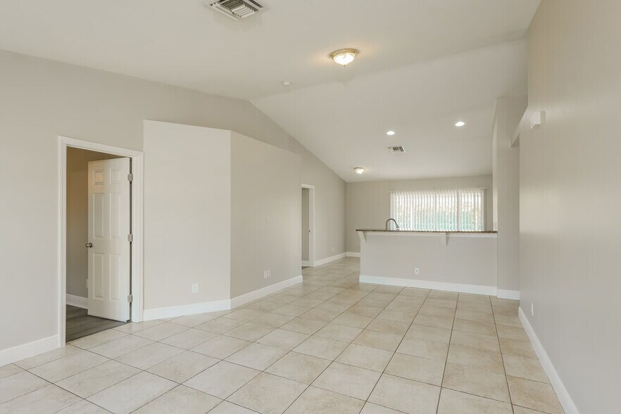 Building Photo - 845 SW 37th Ln