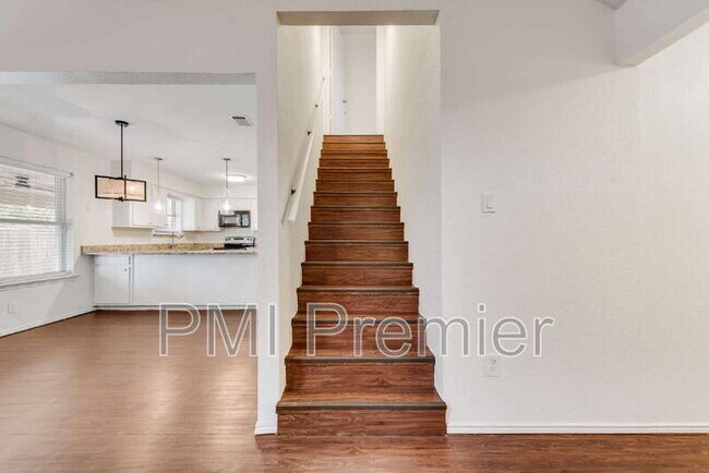 Building Photo - 516 Roberts Dr