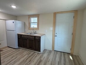 Building Photo - 422 Thompson Ave