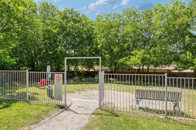 Building Photo - 2733 Dulce Ln