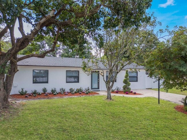 Building Photo - 992 Mohican Blvd