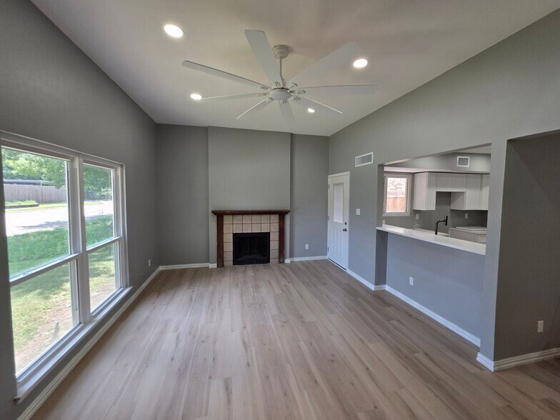 Building Photo - 2419 E Timberview Ln