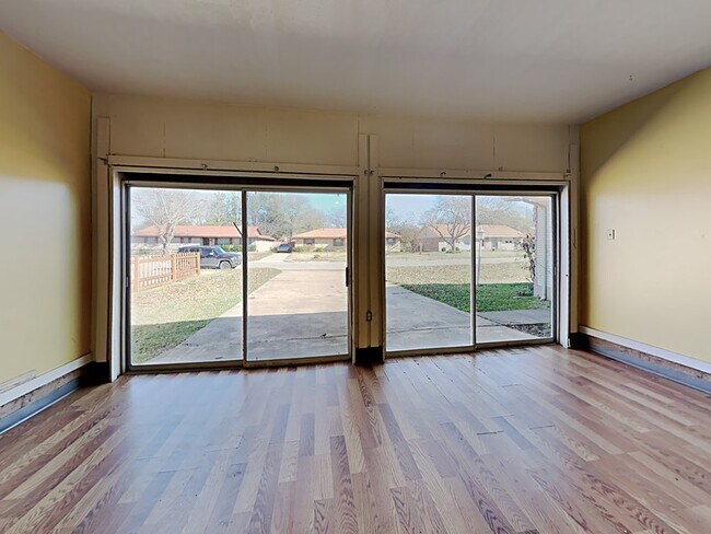 Building Photo - 873 Beverly Dr