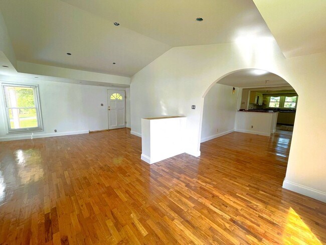 Building Photo - Cozy 3 bedroom home with country feel! Large Acreage!