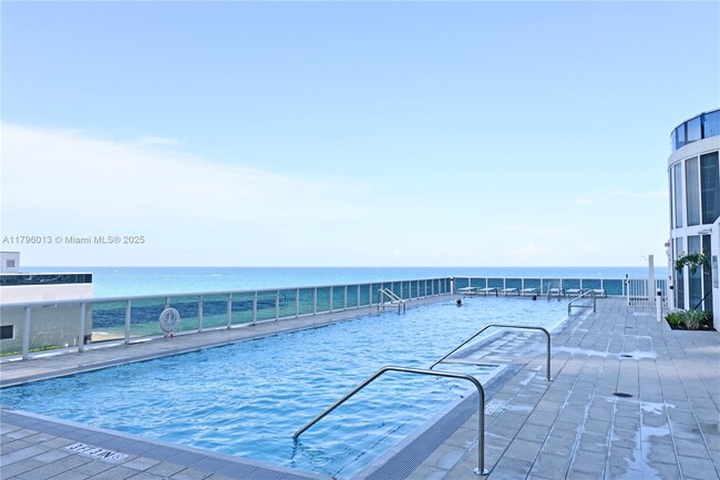 Building Photo - 15811 Collins Ave