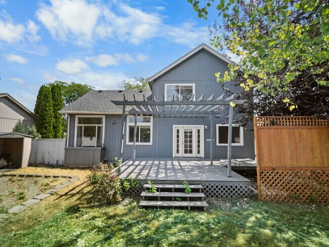 Building Photo - 4bedroom/3bath w/Garage/washer/dryer/fence...
