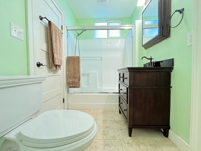 Building Photo - REMODELED 2 BED, 1.5 BATH IN CORONA