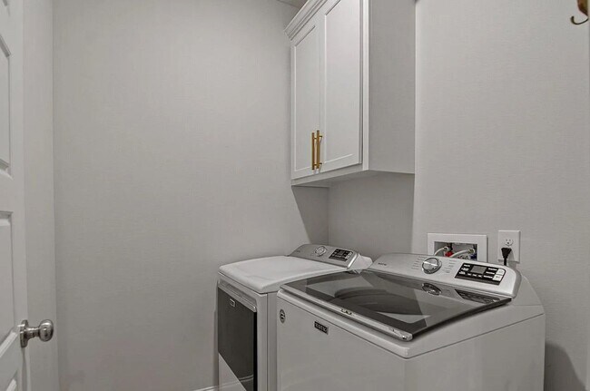 Building Photo - Elegant Furnished Townhouse in StoneLake V...