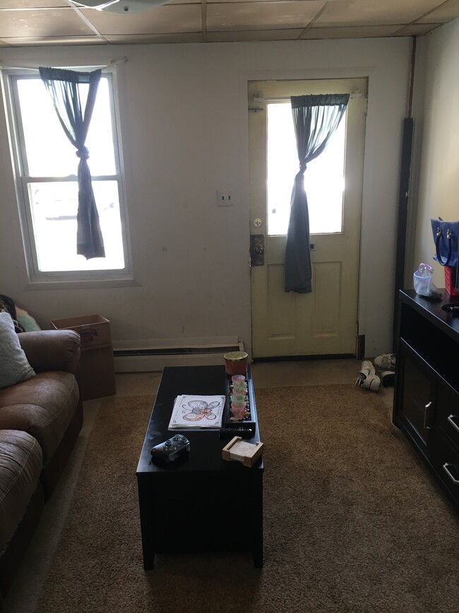 Living room - 138 N Main St