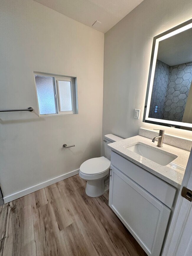 Building Photo - Luxurious 1 Bed 1 Bath Home: Your Oasis Aw...
