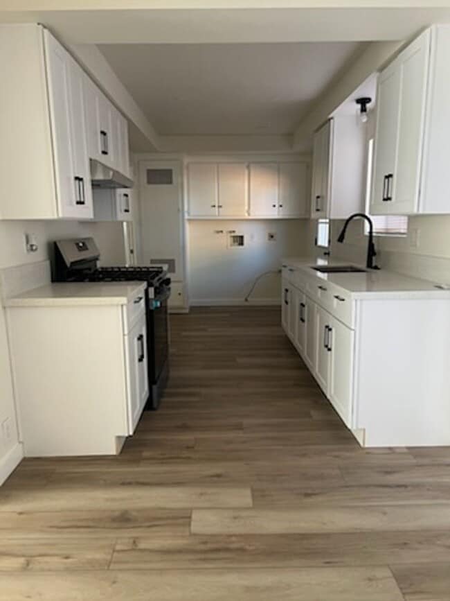 Building Photo - 722