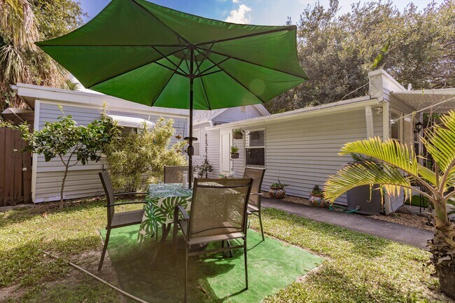 Building Photo - 808 N Palmway